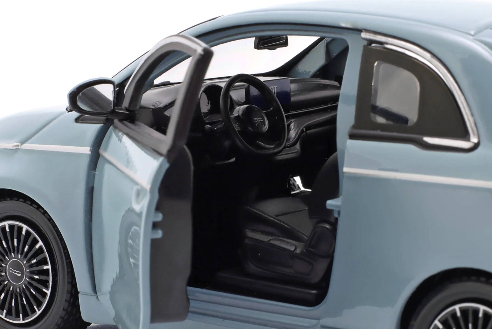Fiat 500E mit Fahrradträger Baujahr 2023 blau 1:24 Bburago