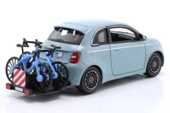 Fiat 500E mit Fahrradträger Baujahr 2023 blau 1:24 Bburago