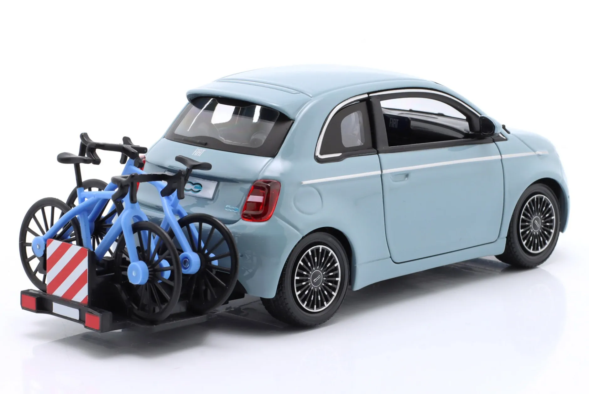 Fiat 500E mit Fahrradträger Baujahr 2023 blau 1:24 Bburago