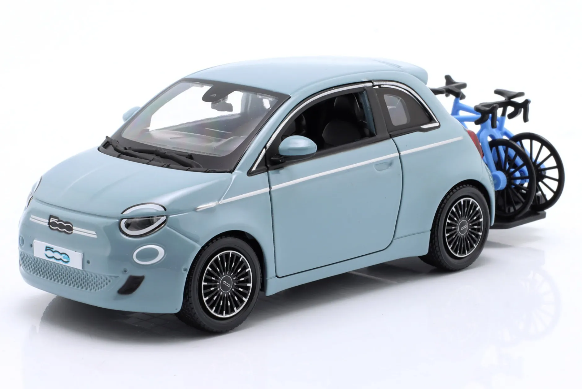 Fiat 500E mit Fahrradträger Baujahr 2023 blau 1:24 Bburago