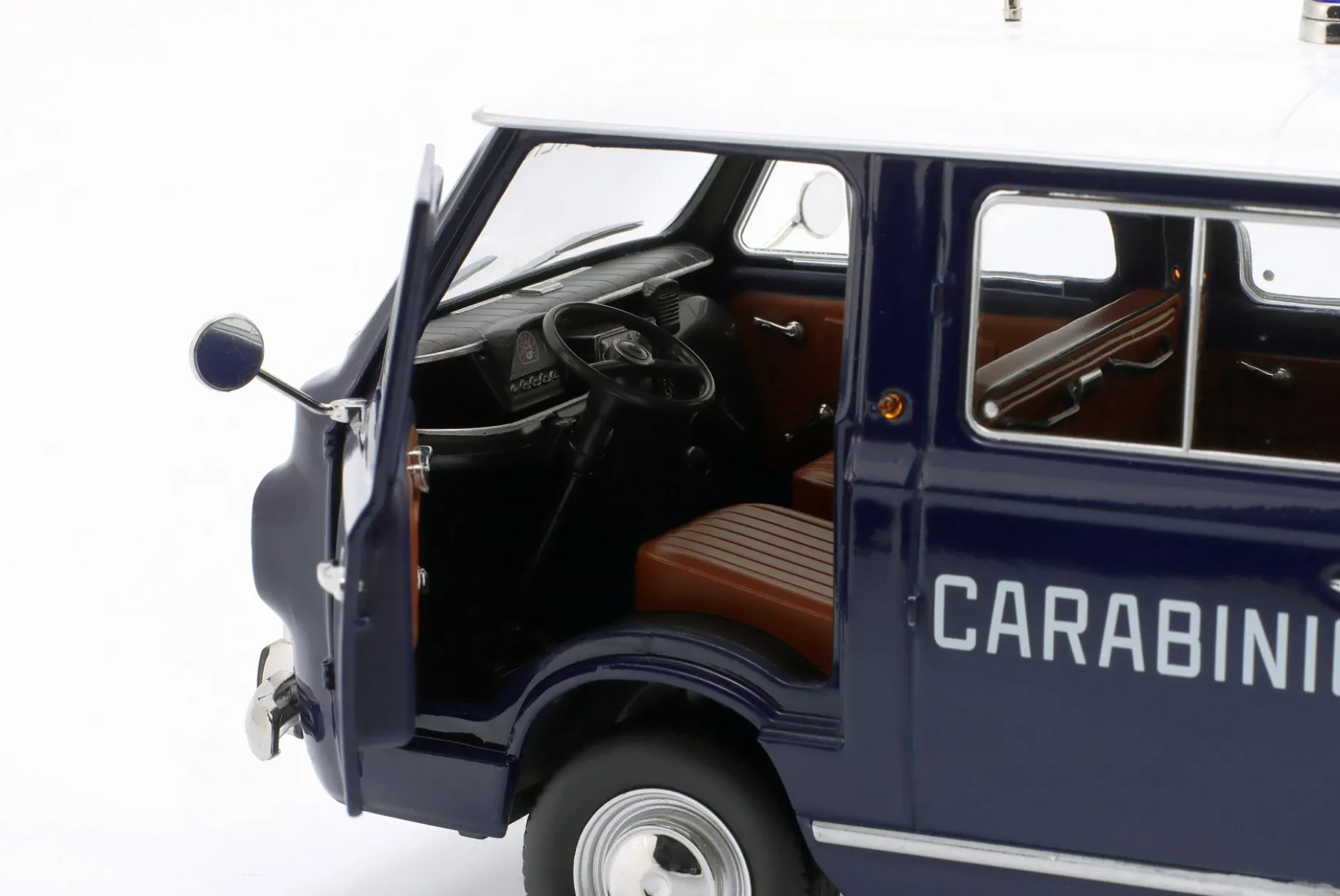 Fiat 850 Familiare Carabinieri Baujahr 1970 blau, weiß 1:18 Mitica