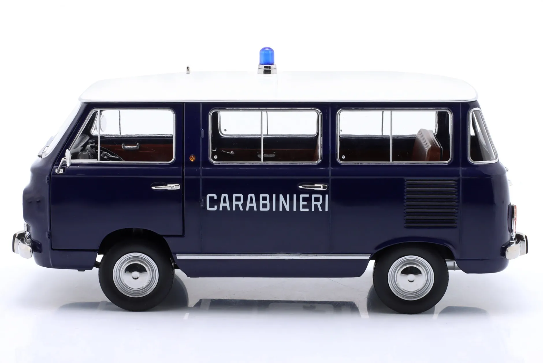 Fiat 850 Familiare Carabinieri Baujahr 1970 blau, weiß 1:18 Mitica