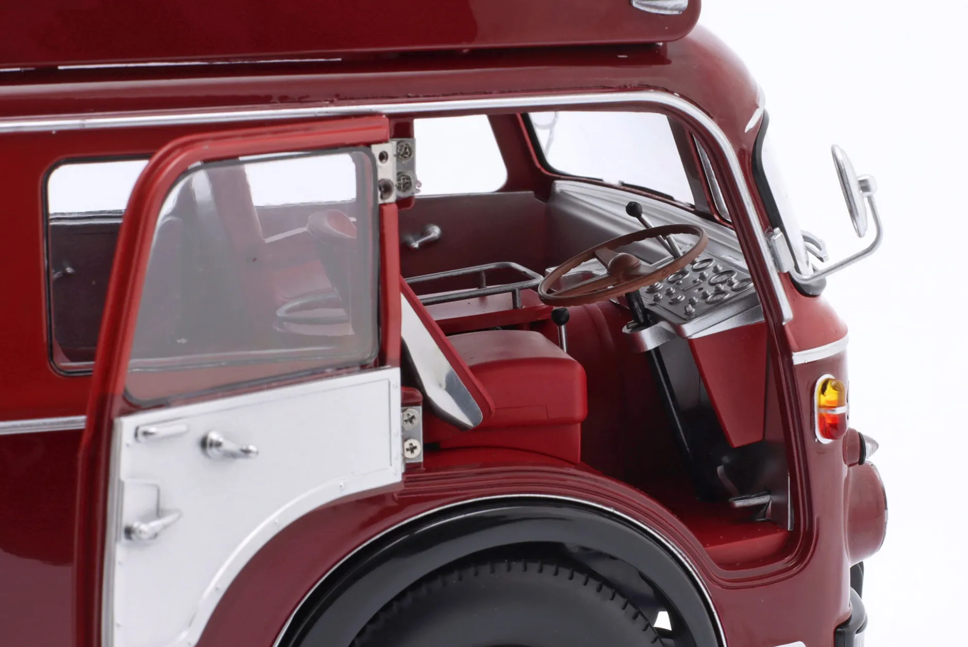 Fiat 642 RN2 Bartoletti Ferrari Renntransporter dunkelrot 1:18 CMR