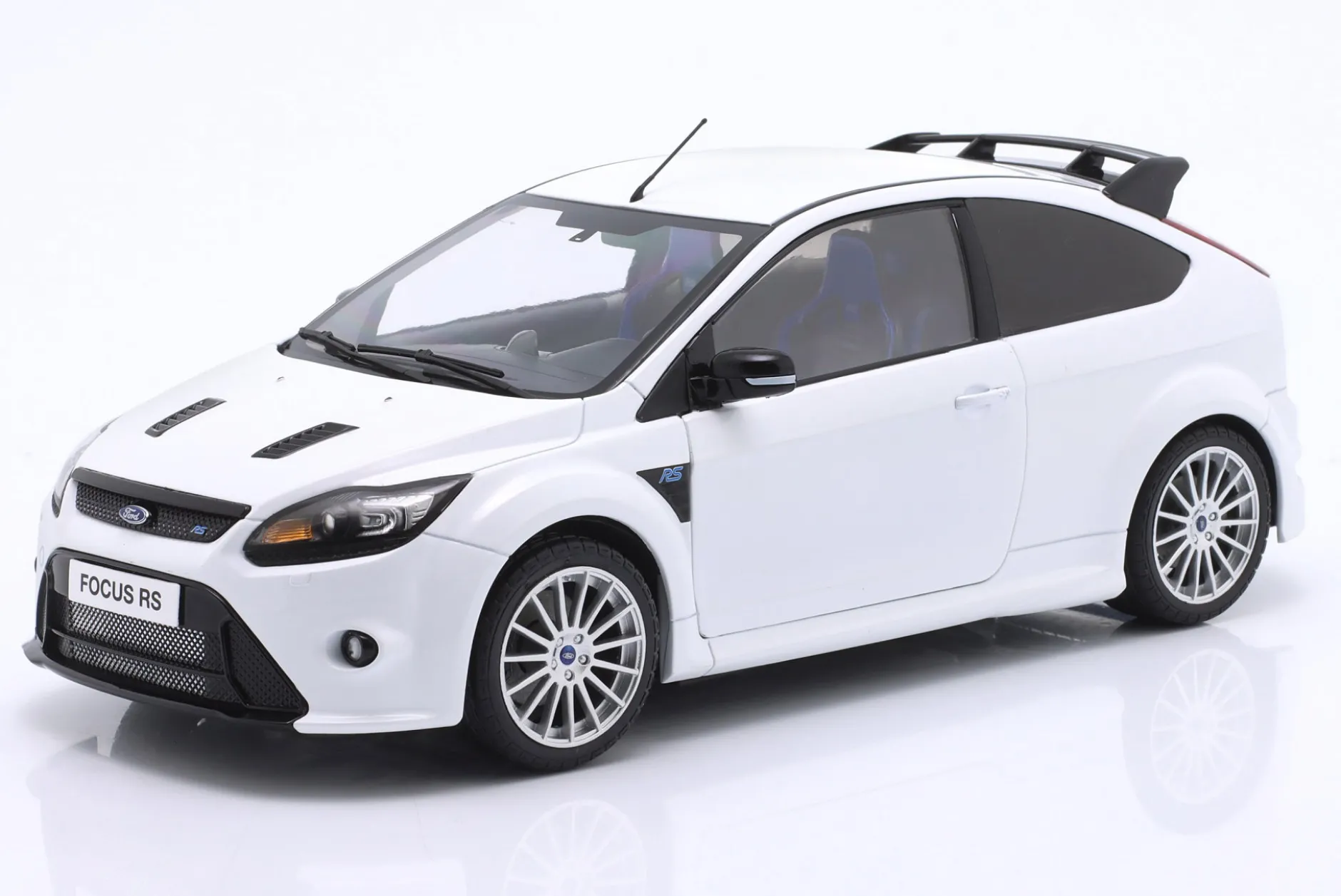 Ford Focus RS MK II Baujahr 2009 weiß 1:18 Solido