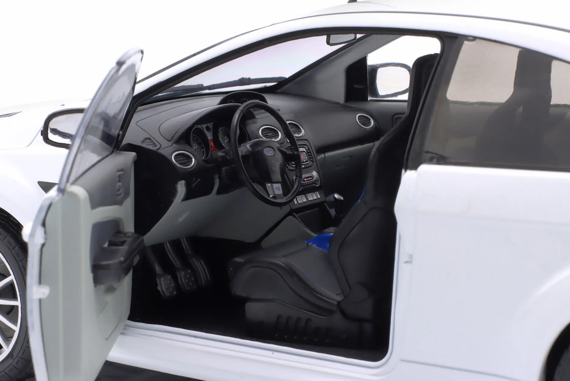 Ford Focus RS MK II Baujahr 2009 weiß 1:18 Solido