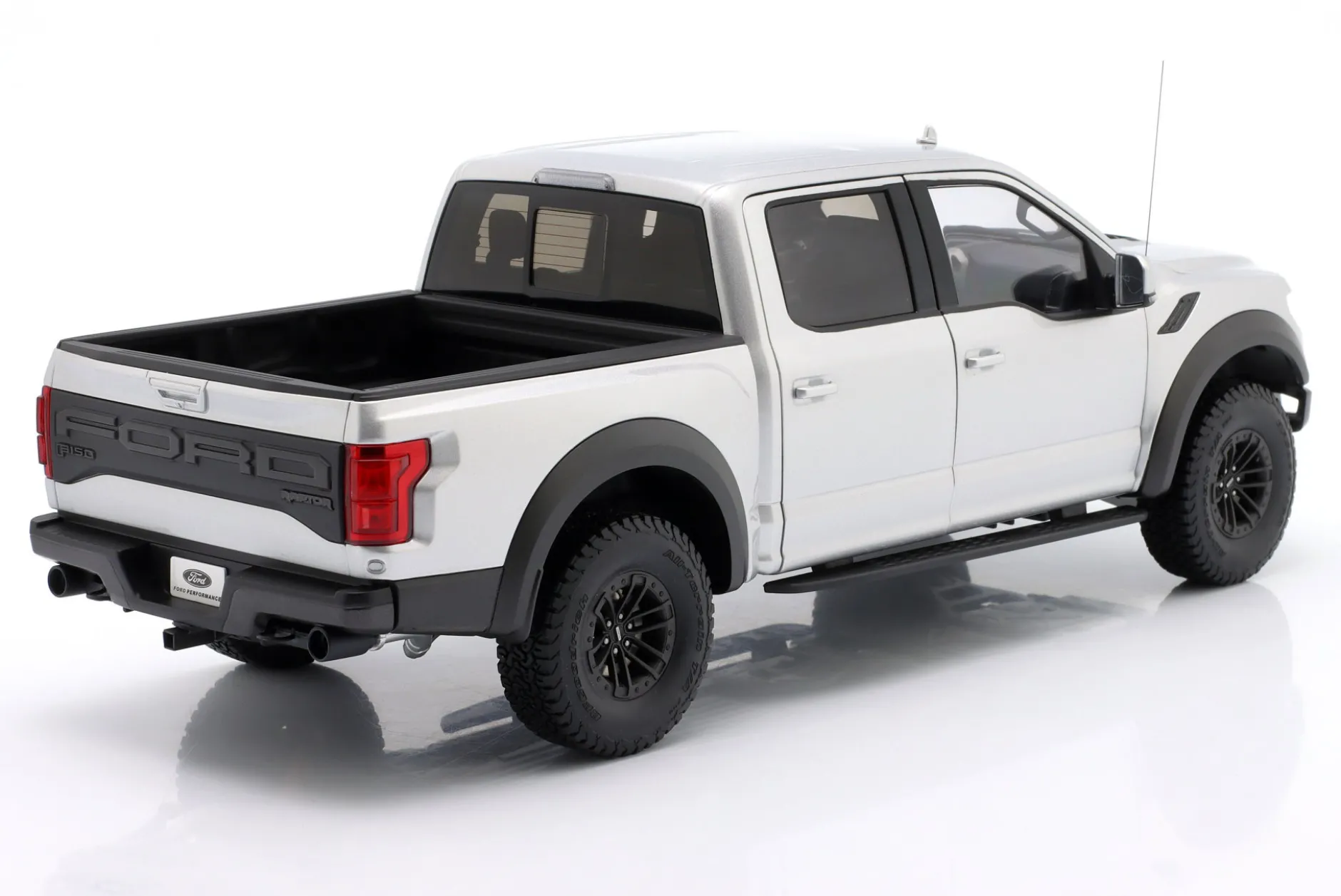 Ford F-150 Raptor Supercrew Pick-Up Baujahr 2019 silber 1:18 AUTOart
