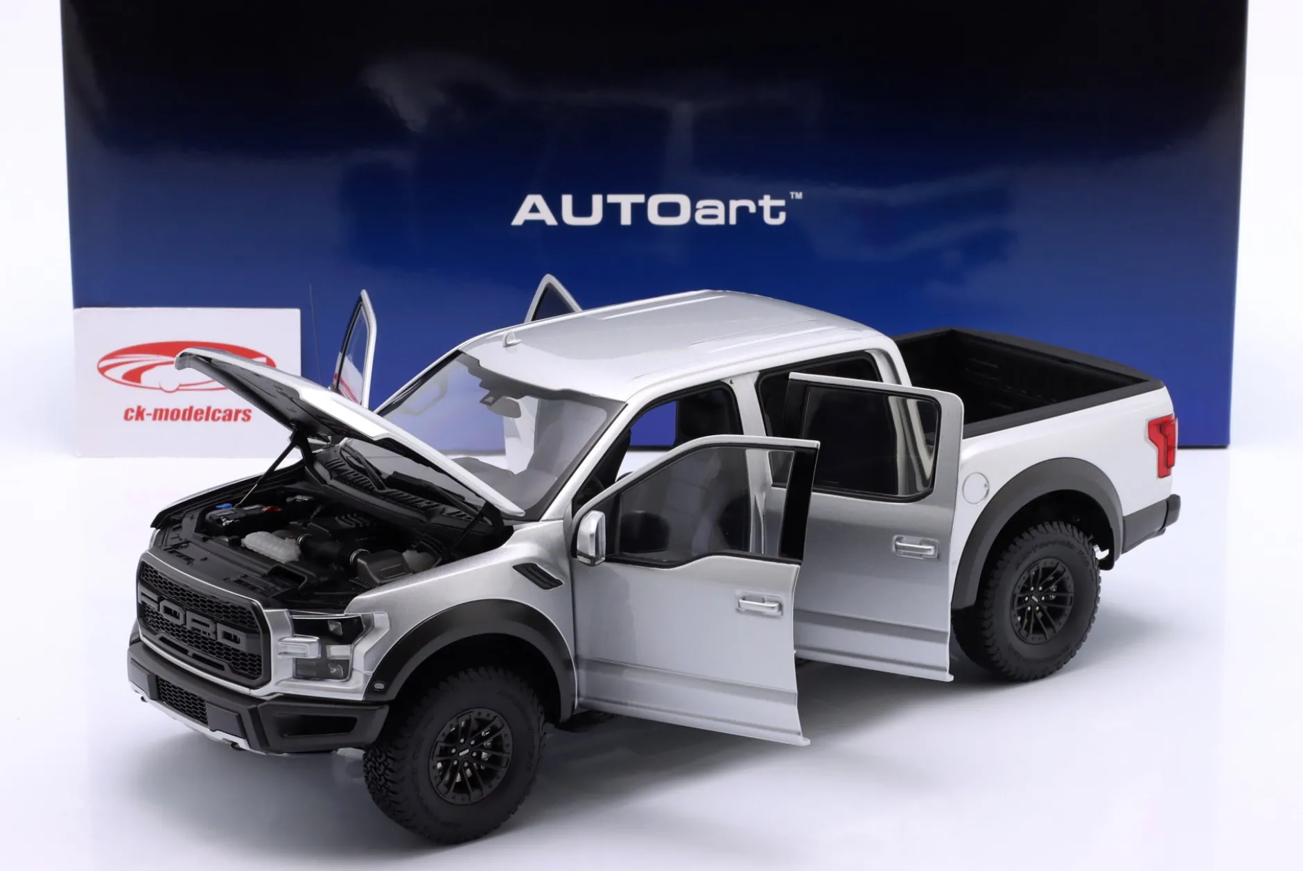 Ford F-150 Raptor Supercrew Pick-Up Baujahr 2019 silber 1:18 AUTOart