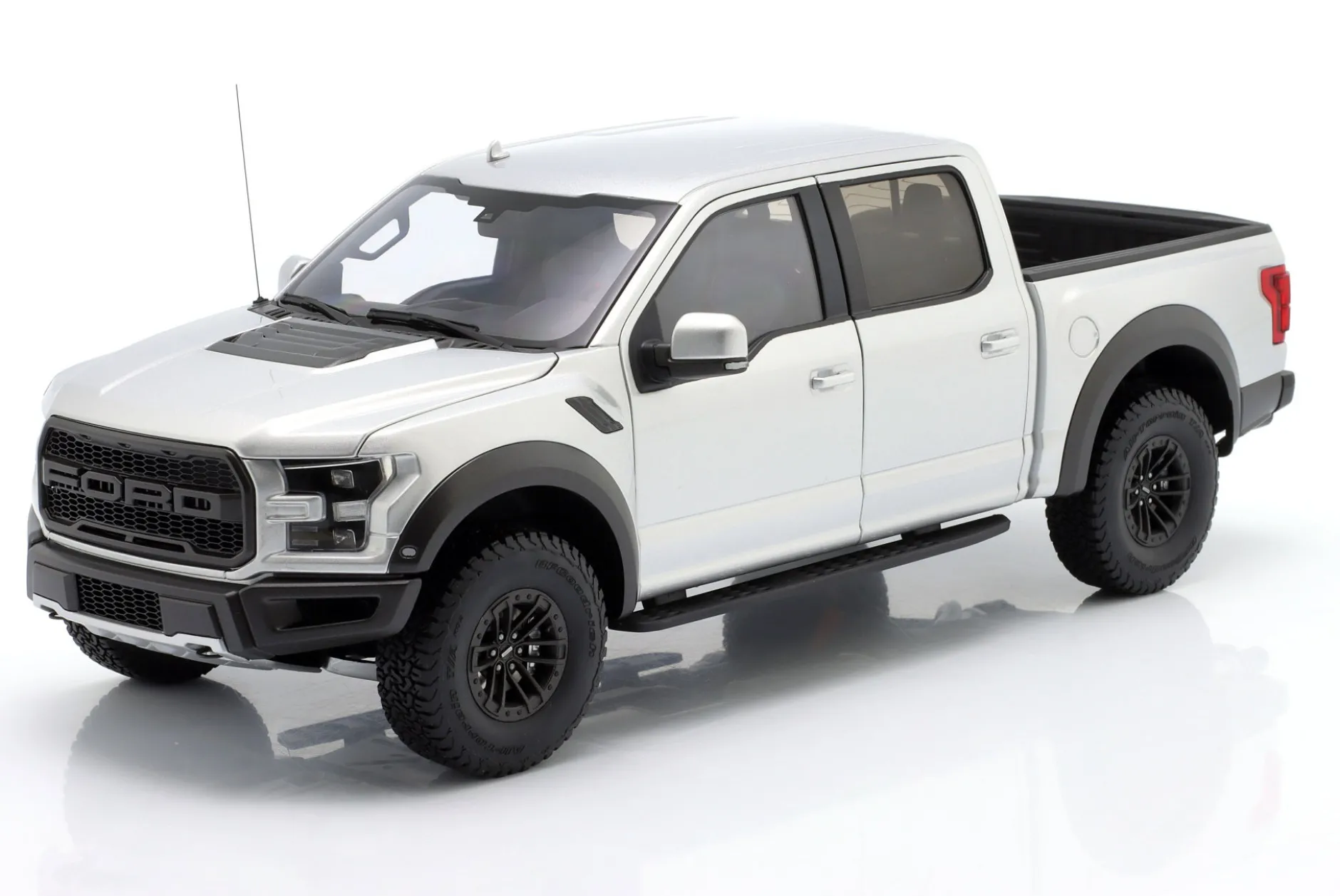Ford F-150 Raptor Supercrew Pick-Up Baujahr 2019 silber 1:18 AUTOart