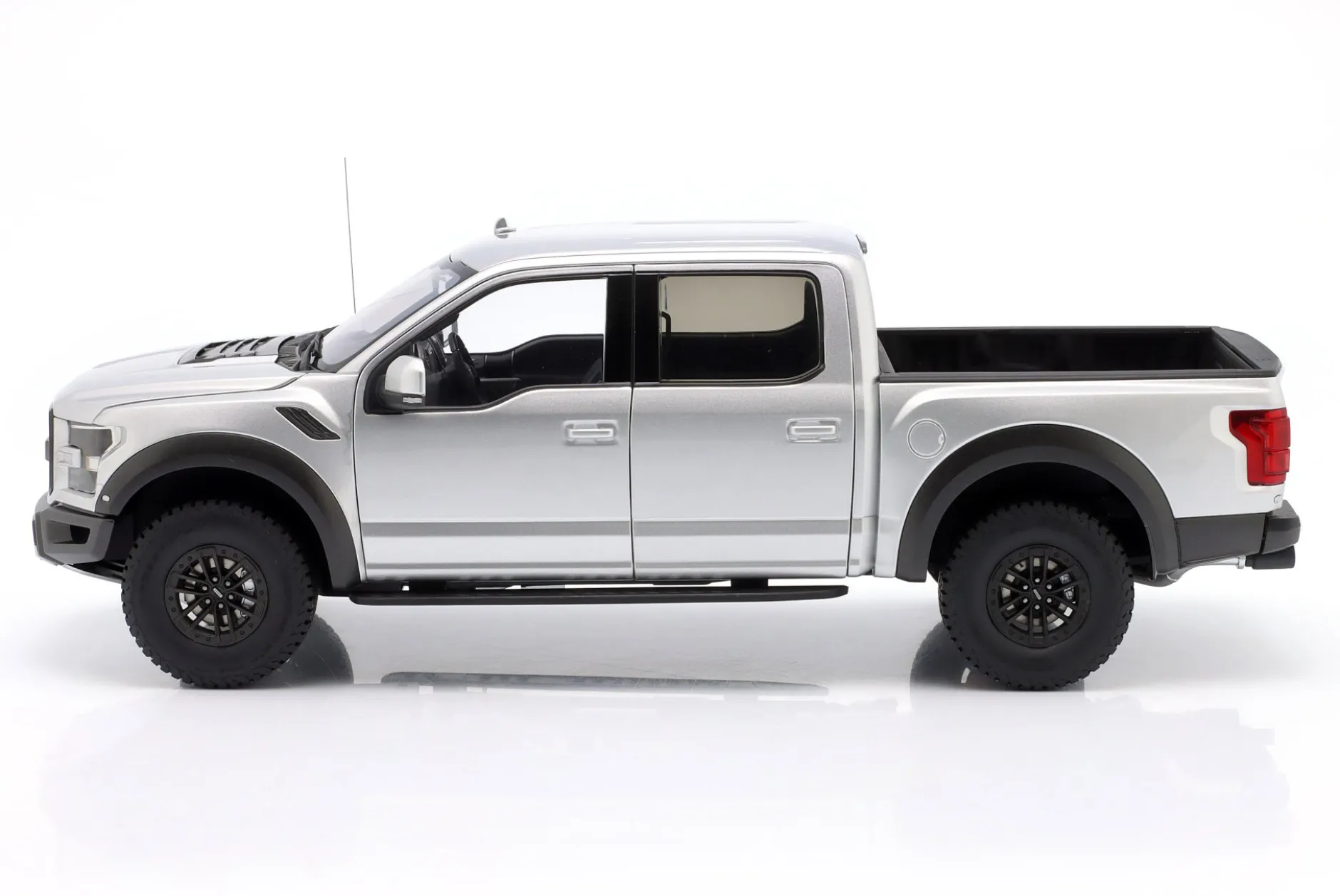 Ford F-150 Raptor Supercrew Pick-Up Baujahr 2019 silber 1:18 AUTOart