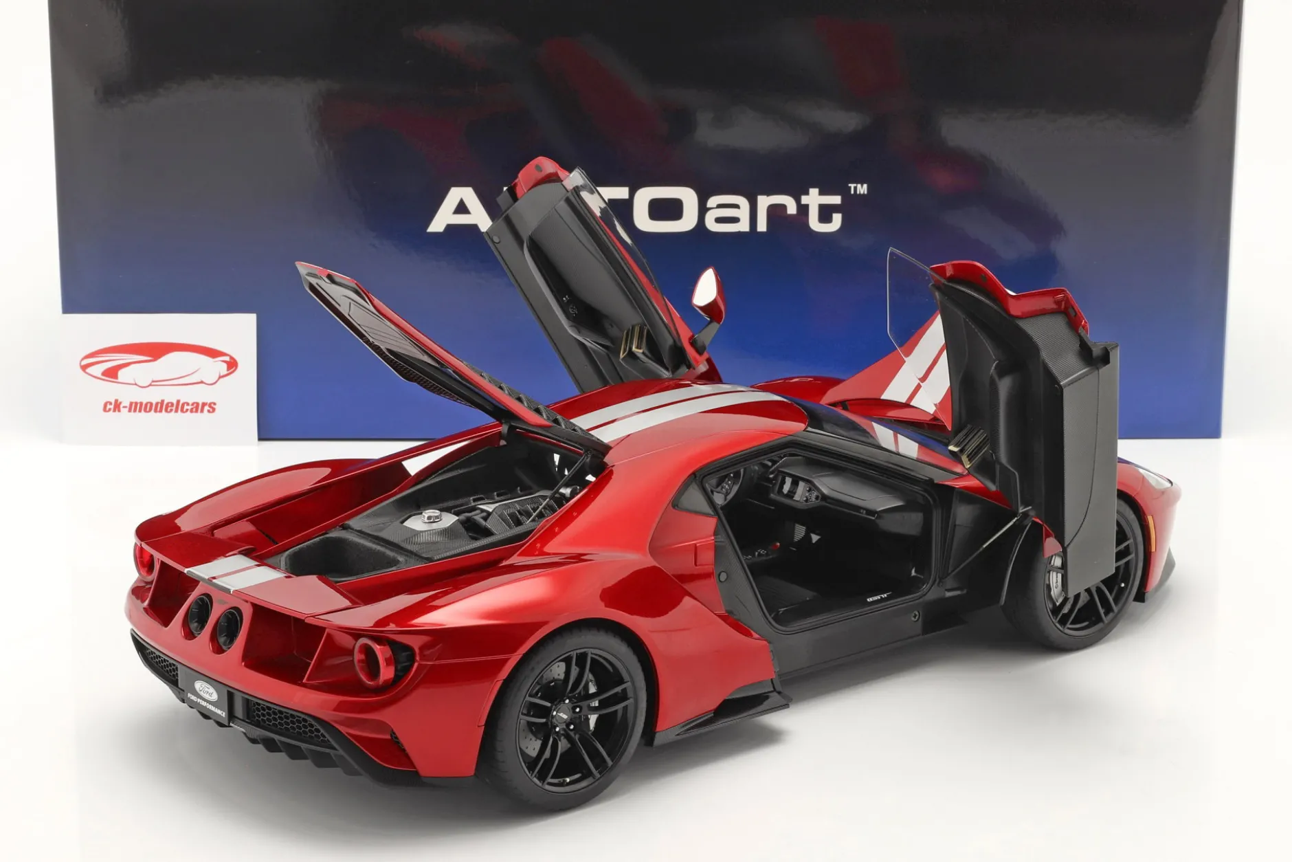 Ford GT Baujahr 2017 rot / silber 1:12 AUTOart