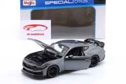 Ford Mustang Darkhorse Baujahr 2024 grau metallic 1:24 Maisto