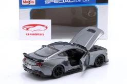 Ford Mustang Darkhorse Baujahr 2024 grau metallic 1:24 Maisto