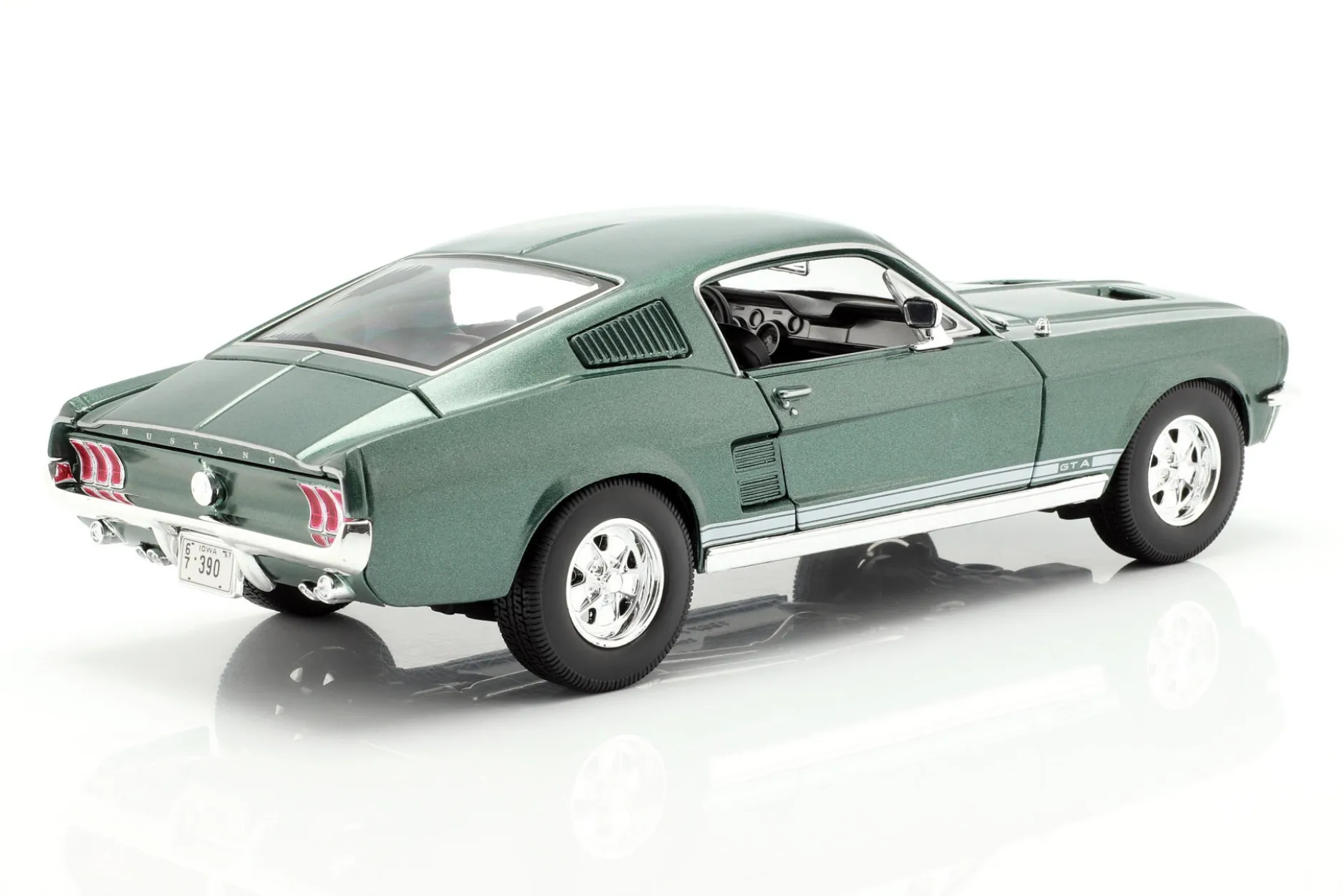 Ford Mustang GTA Fastback Baujahr 1967 grün 1:18 Maisto