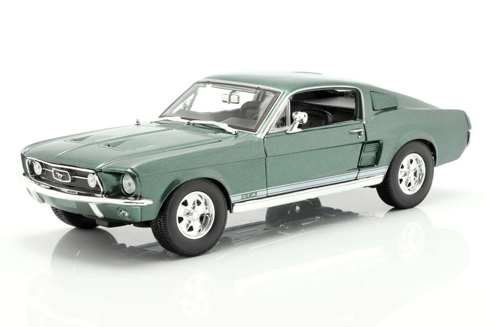 Ford Mustang GTA Fastback Baujahr 1967 grün 1:18 Maisto