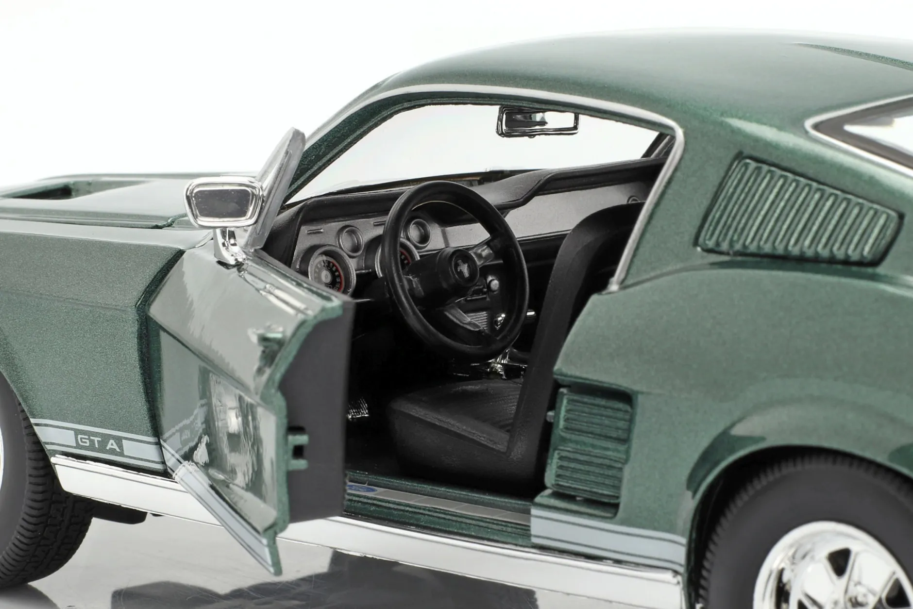 Ford Mustang GTA Fastback Baujahr 1967 grün 1:18 Maisto