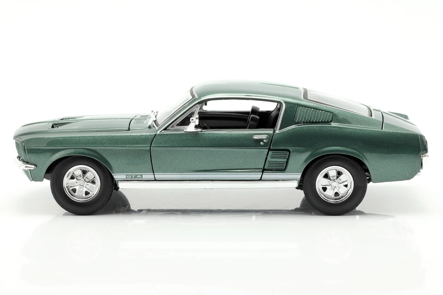 Ford Mustang GTA Fastback Baujahr 1967 grün 1:18 Maisto