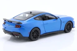 Ford Mustang GT Baujahr 2024 blau metallic / schwarz 1:24 Welly