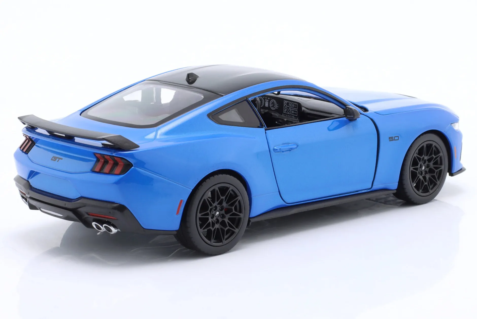 Ford Mustang GT Baujahr 2024 blau metallic / schwarz 1:24 Welly