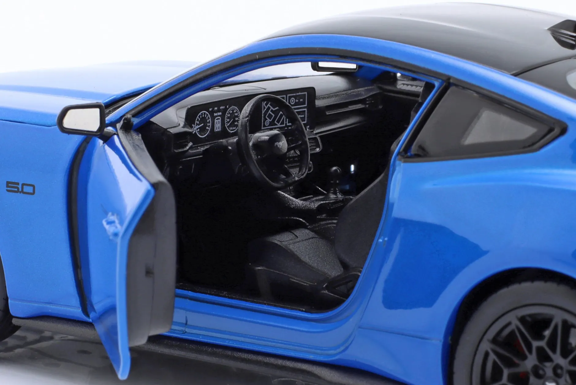 Ford Mustang GT Baujahr 2024 blau metallic / schwarz 1:24 Welly