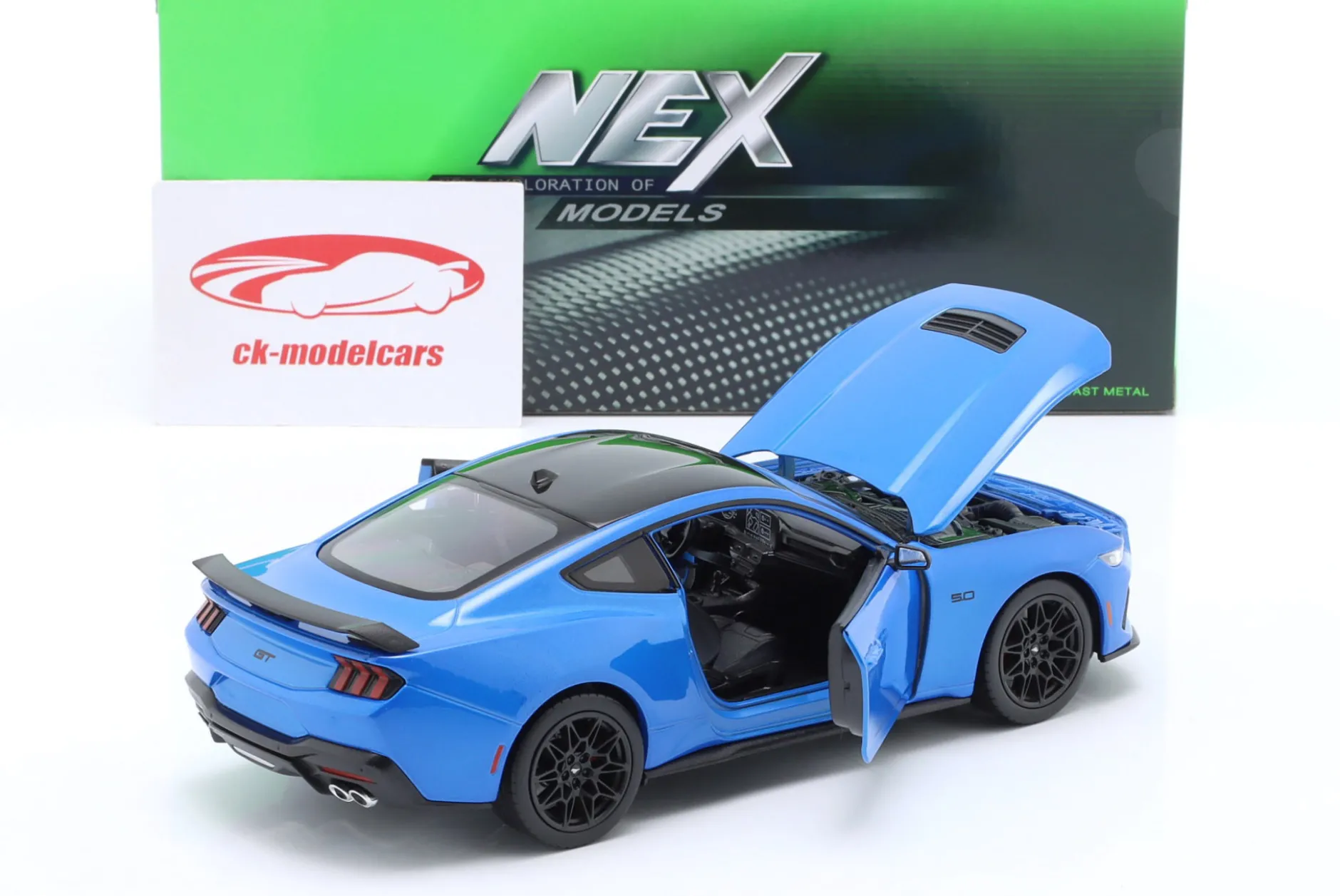 Ford Mustang GT Baujahr 2024 blau metallic / schwarz 1:24 Welly