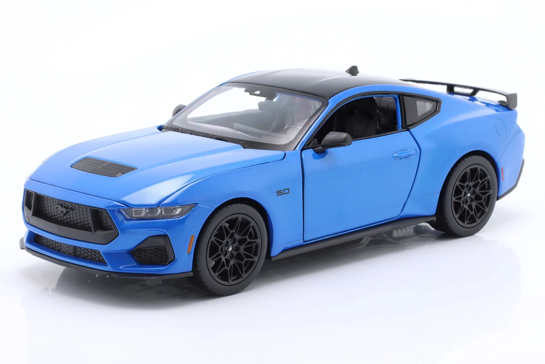 Ford Mustang GT Baujahr 2024 blau metallic / schwarz 1:24 Welly
