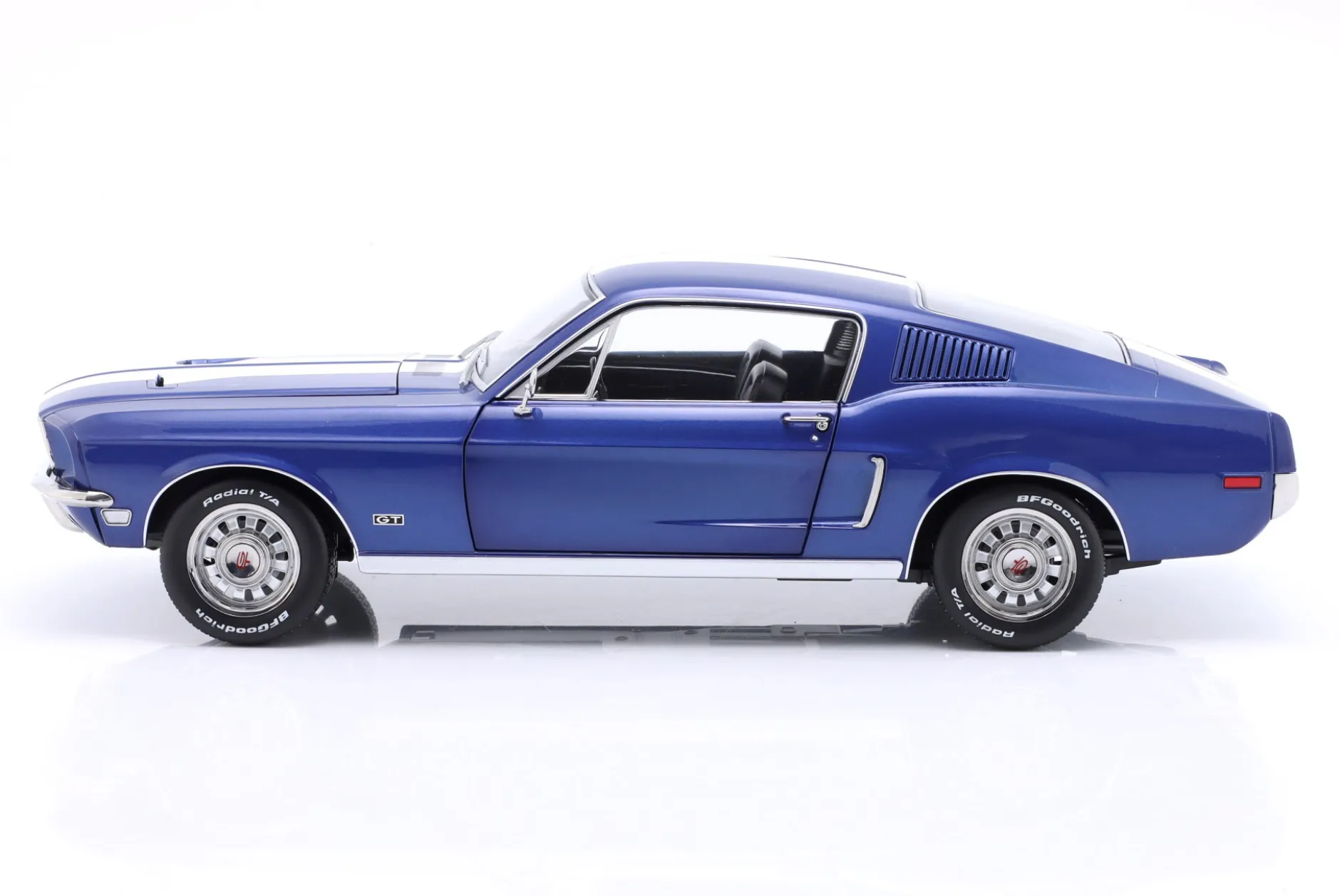 Ford Mustang GT Fastback Baujahr 1968 blau metallic / weiß 1:12 KK-Scale