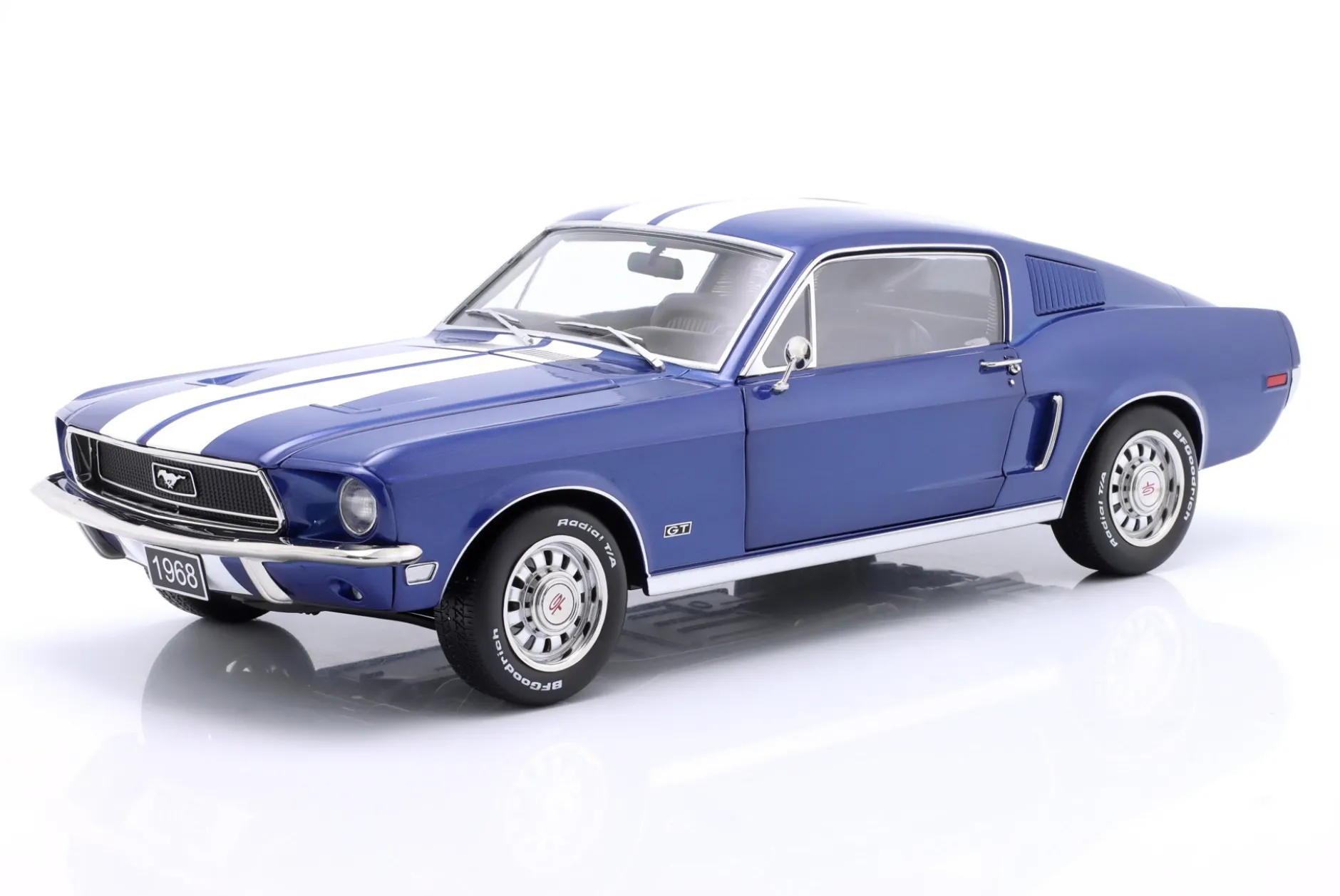 Ford Mustang GT Fastback Baujahr 1968 blau metallic / weiß 1:12 KK-Scale