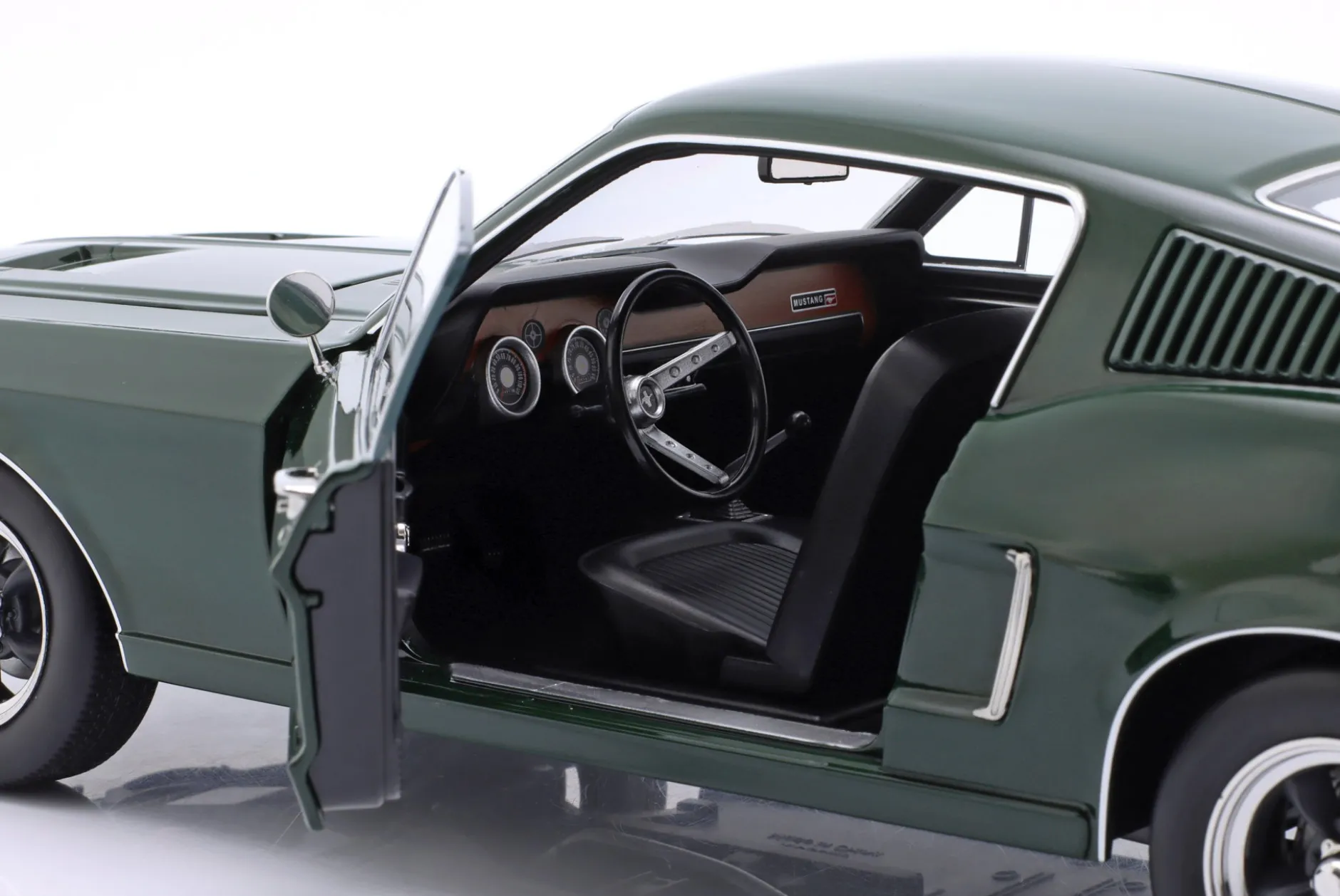 Ford Mustang GT Fastback Bullitt Baujahr 1968 dunkelgrün 1:12 KK-Scale