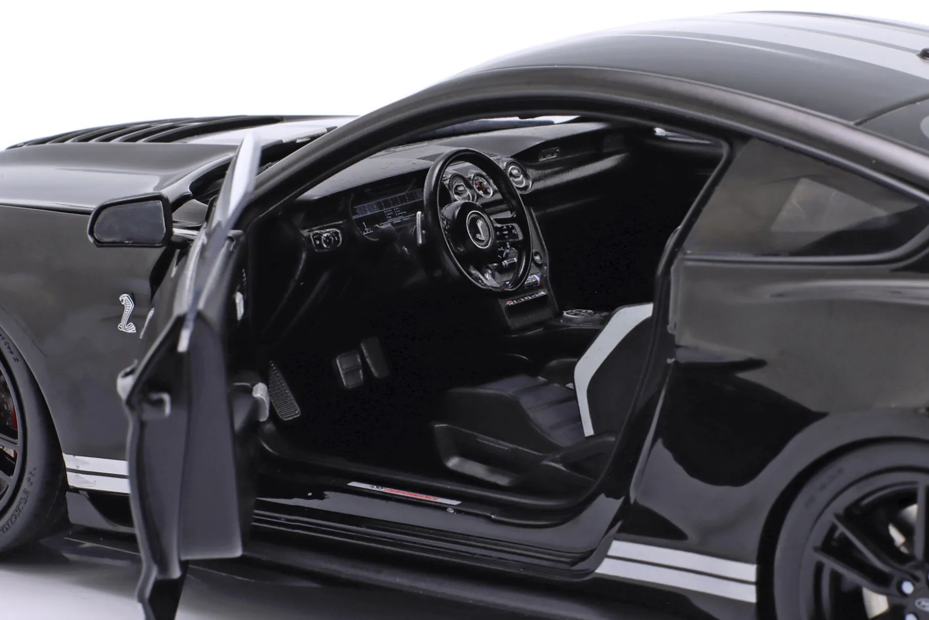 Ford Mustang Shelby GT500 Baujahr 2022 schwarz 1:18 Ixo