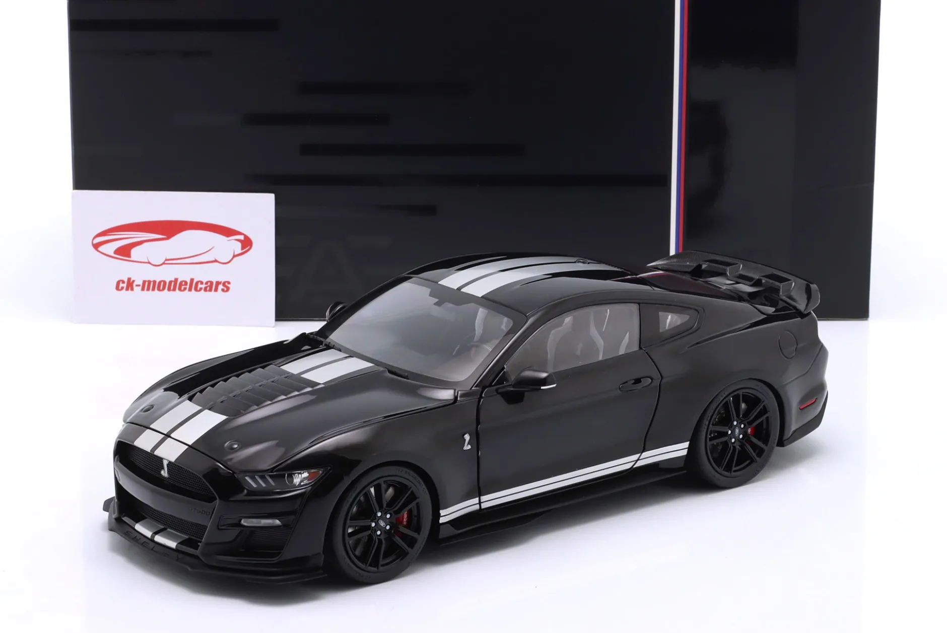 Ford Mustang Shelby GT500 Baujahr 2022 schwarz 1:18 Ixo