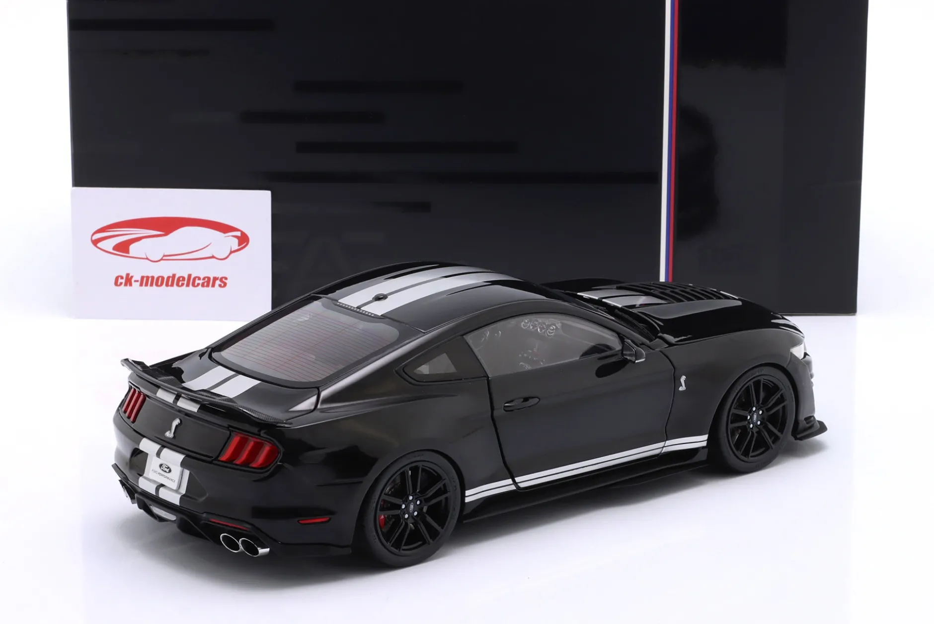 Ford Mustang Shelby GT500 Baujahr 2022 schwarz 1:18 Ixo