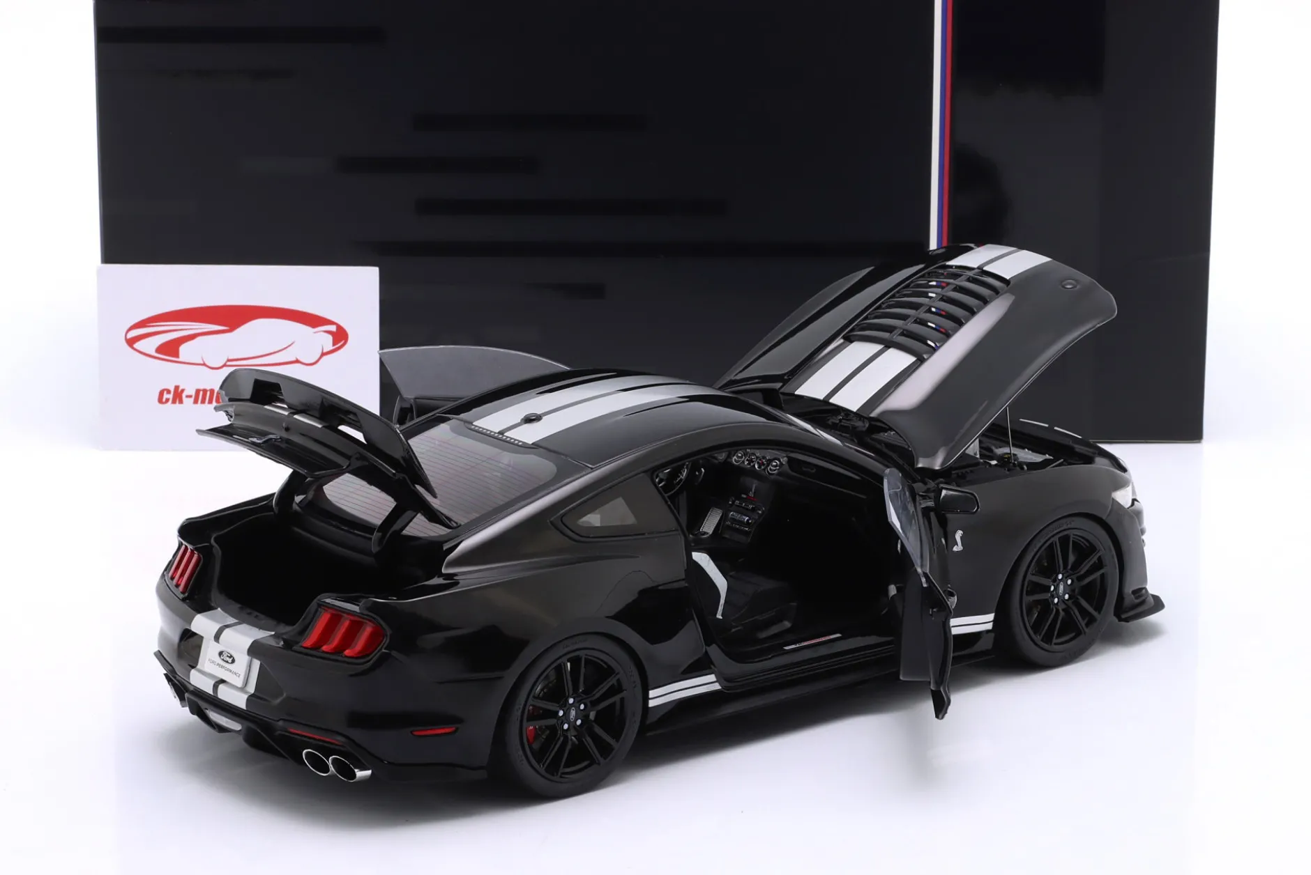 Ford Mustang Shelby GT500 Baujahr 2022 schwarz 1:18 Ixo