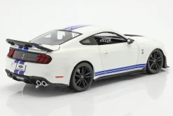 Ford Mustang Shelby GT500 Baujahr 2020 weiß mit blauen Streifen 1:18 Maisto