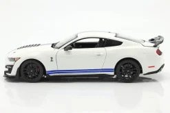Ford Mustang Shelby GT500 Baujahr 2020 weiß mit blauen Streifen 1:18 Maisto