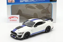 Ford Mustang Shelby GT500 Baujahr 2020 weiß mit blauen Streifen 1:18 Maisto