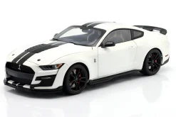 Ford Mustang Shelby GT500 weiß / schwarz 1:18 AUTOart