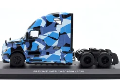 Freightliner Cascadia Sattelzugmaschine 2018 blau / tarnfarben 1:43 Hachette