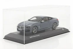 Hochwertige Acryl-Vitrine für Modellautos im Maßstab 1:18 mit Sockel SAFE