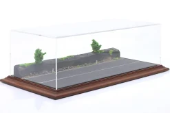 Hochwertige Acryl Vitrine mit Diorama-Bodenplatte Forest Road 1:43 Atlantic