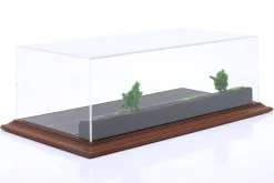 Hochwertige Acryl Vitrine mit Diorama-Bodenplatte Forest Road 1:43 Atlantic