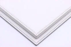 Hochwertige Acryl-Vitrine Mulhouse mit weißem Ledee-Boden für Helme 1:2 Atlantic