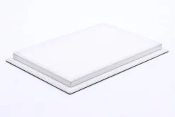 Hochwertige Acryl-Vitrine Mulhouse mit weißem Ledee-Boden für Helme 1:2 Atlantic