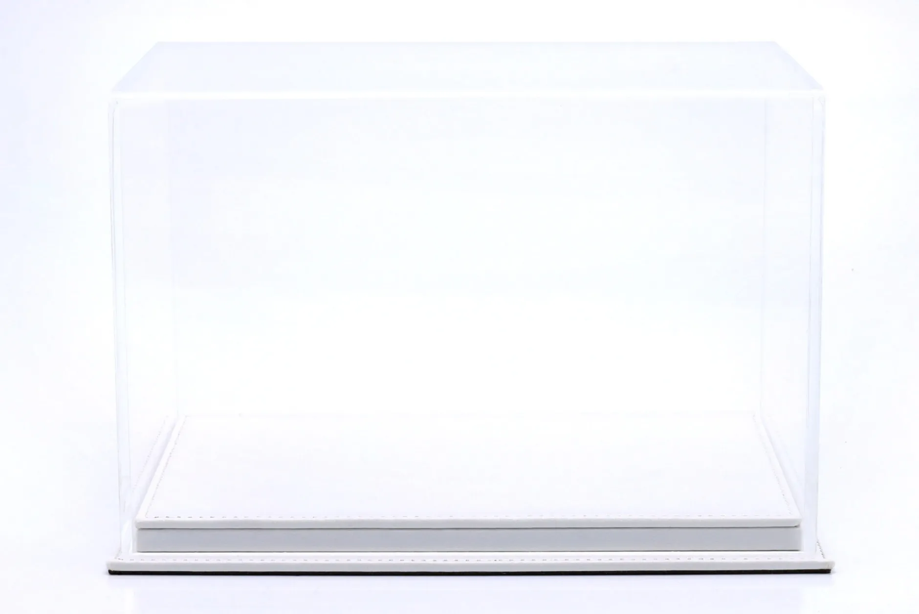 Hochwertige Acryl-Vitrine Mulhouse mit weißem Ledee-Boden für Helme 1:2 Atlantic