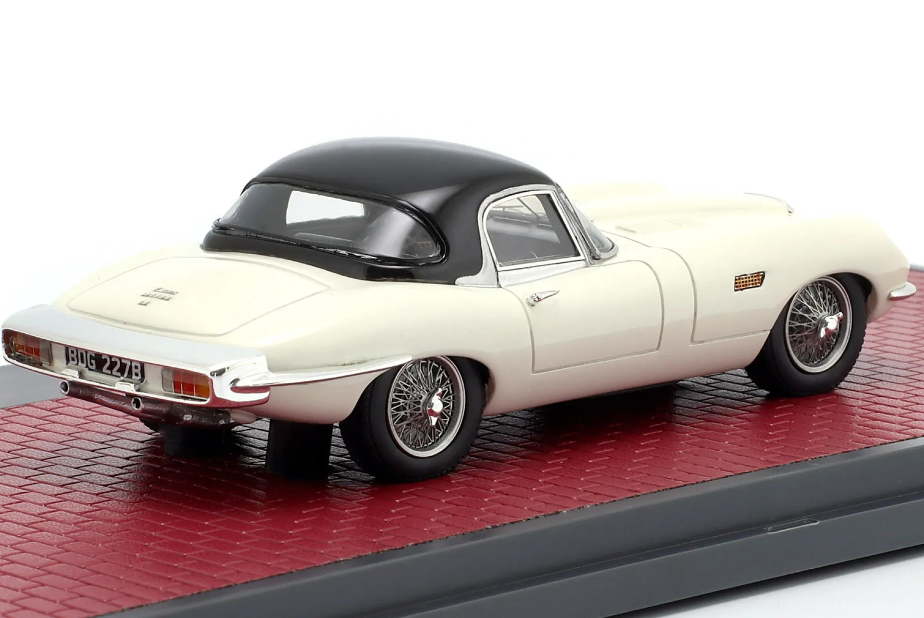 Jaguar E-Type Roadster Italsuisse / Frua Closed Top Baujahr 1964 weiß 1:43 Matrix