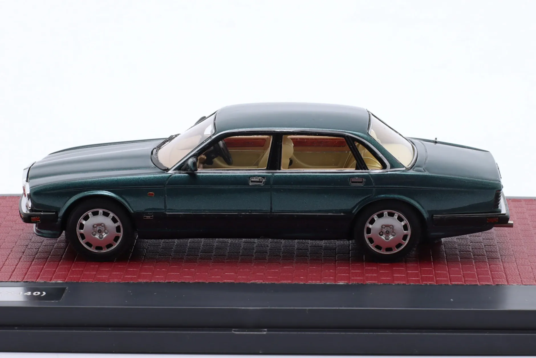 Jaguar XJR (J40) Baujahr 1991-1995 blau metallic 1:43 Matrix