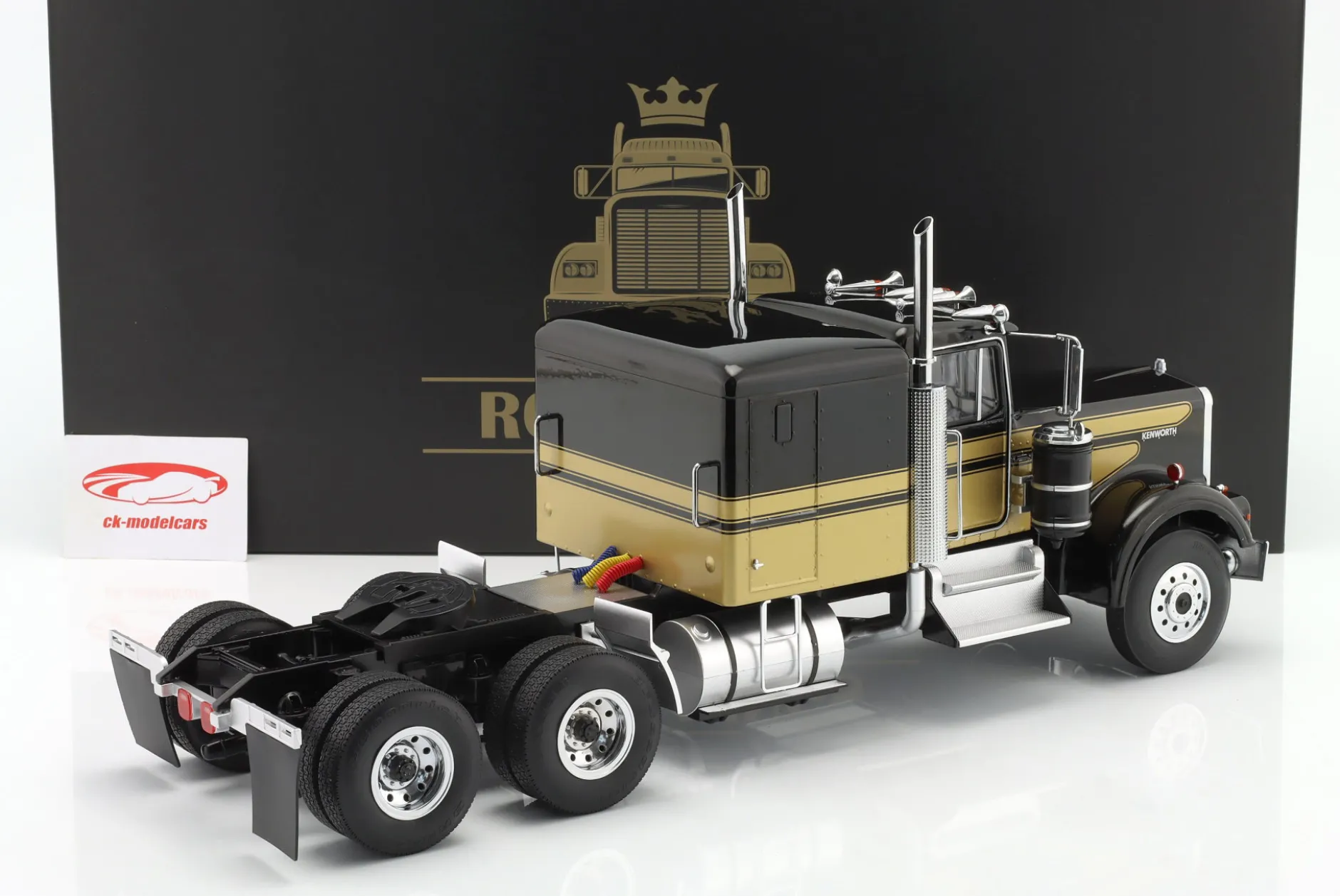 Kenworth W900 Sattelzugmaschine schwarz / gold 1:18 Road Kings