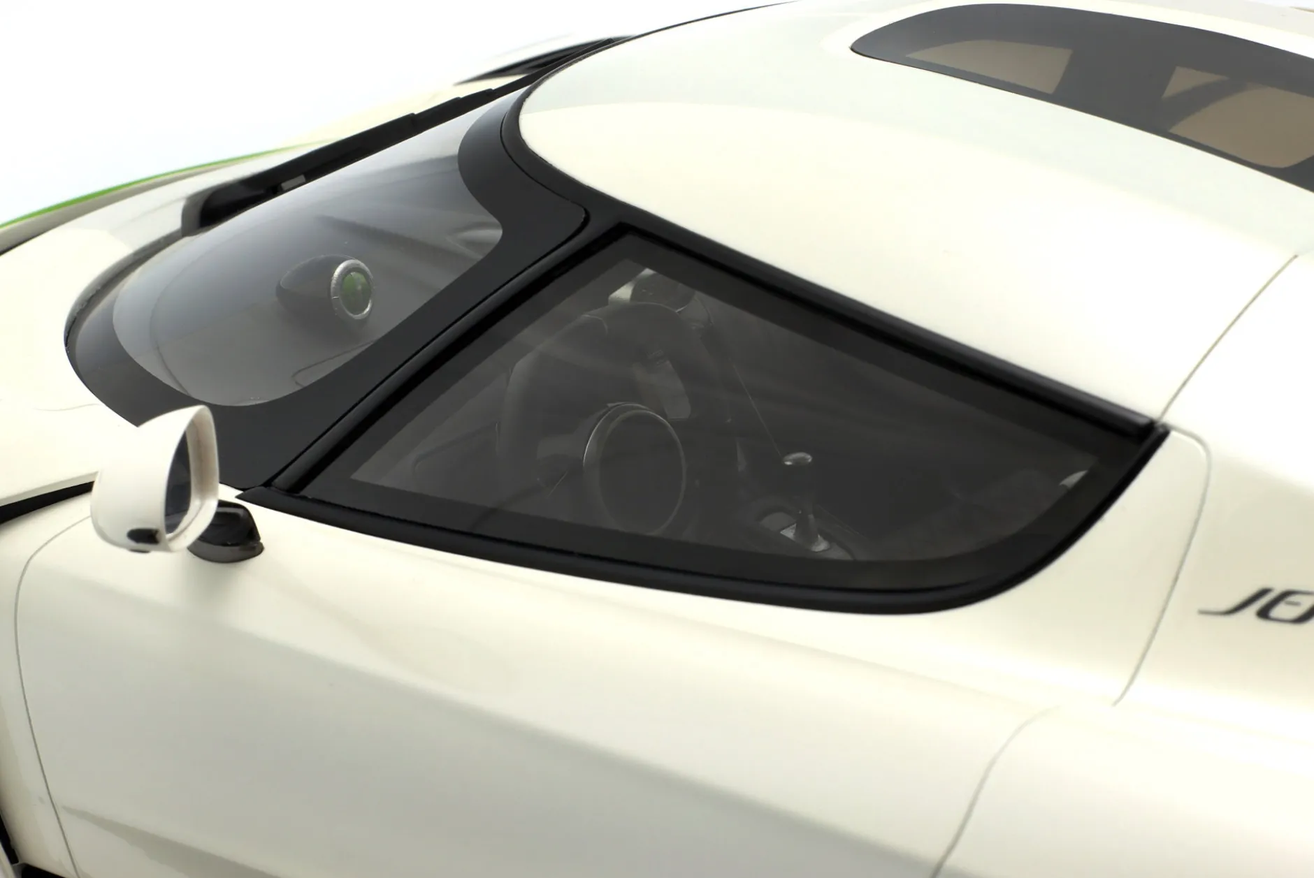 Koenigsegg Jesko Baujahr 2019 perlweiß 1:8 GT-Spirit