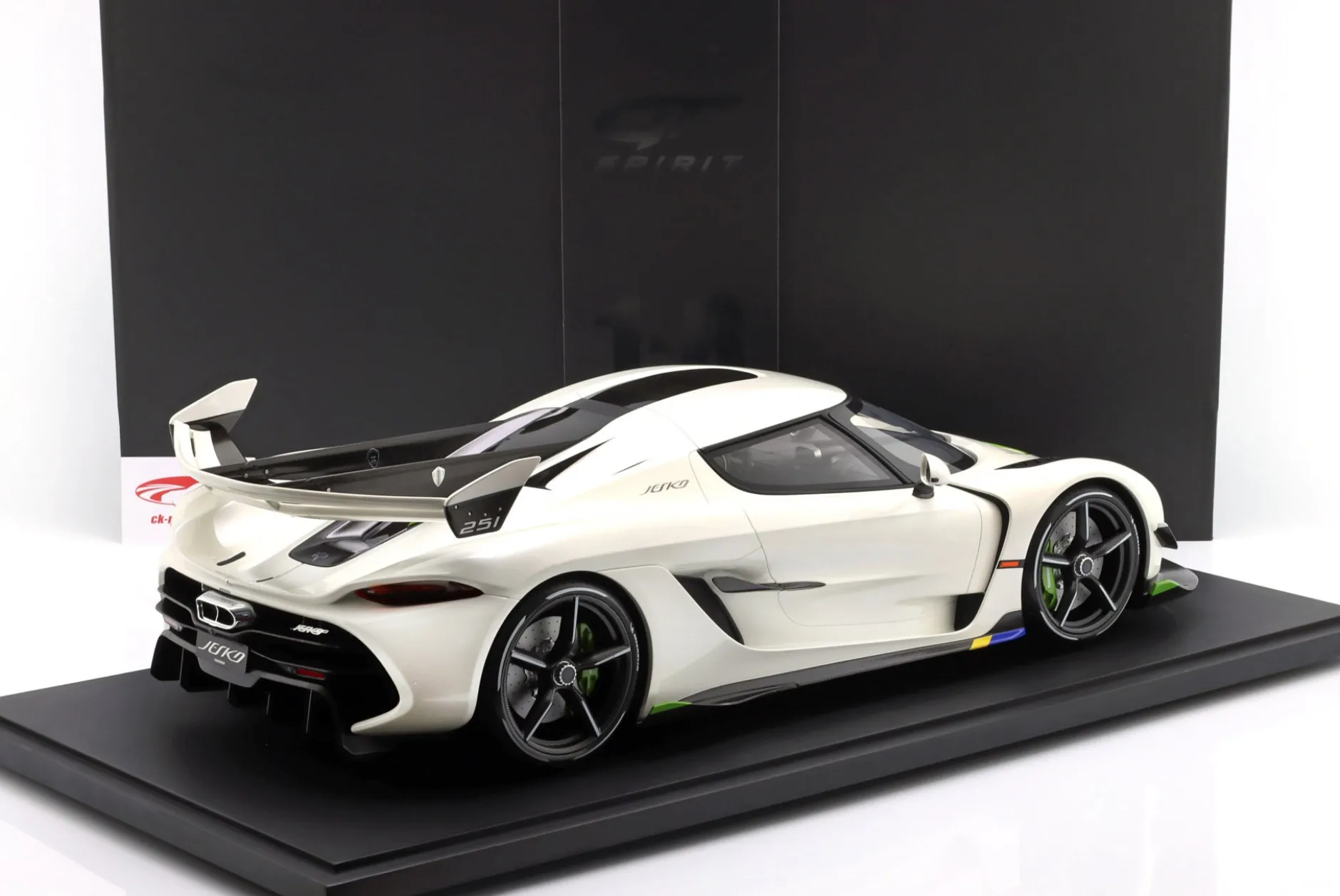 Koenigsegg Jesko Baujahr 2019 perlweiß 1:8 GT-Spirit