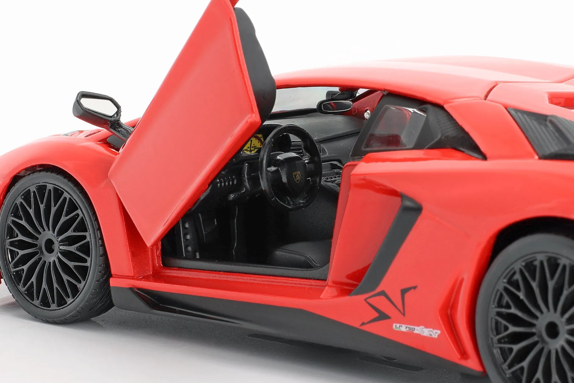 Lamborghini Aventador LP 750-4 SV rot 1:24 Bburago