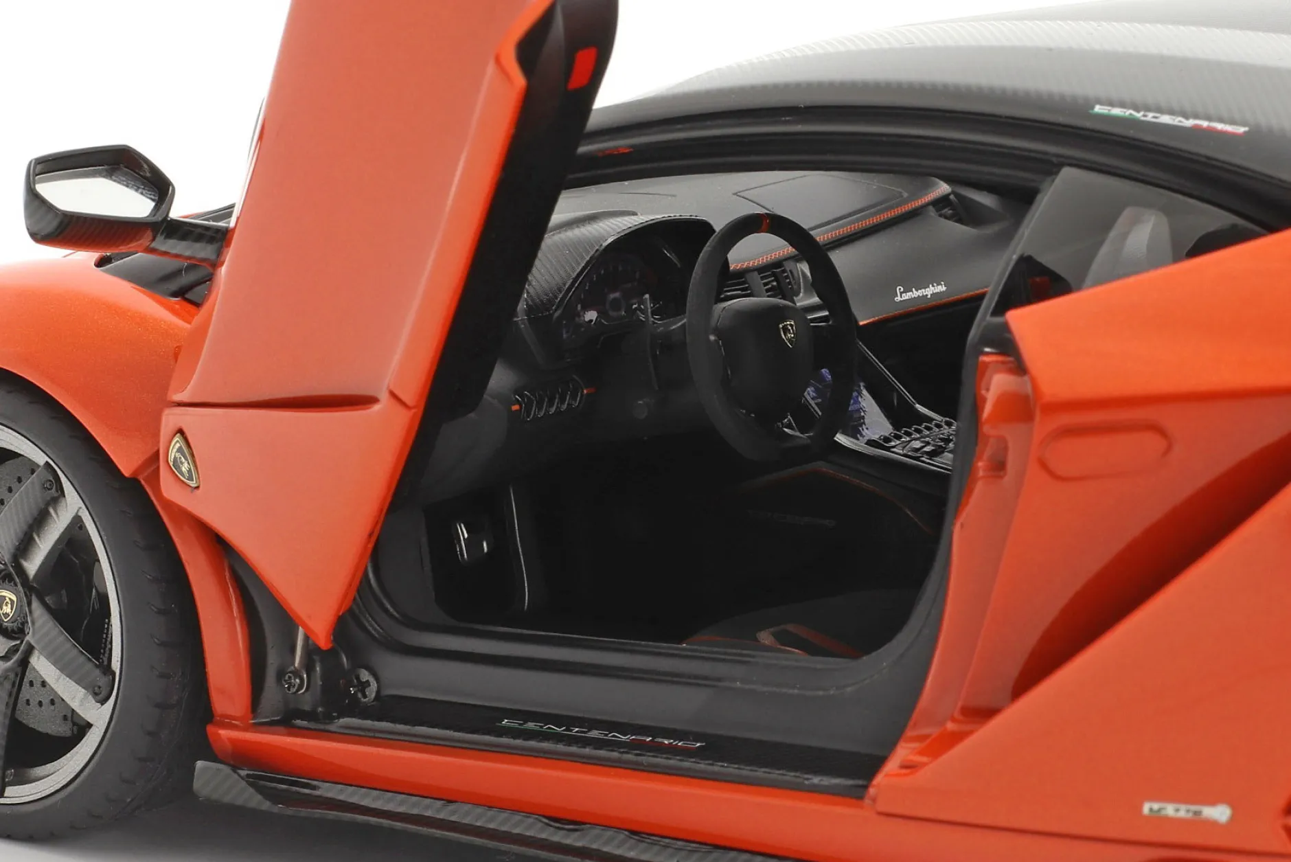 Lamborghini Centenario Baujahr 2016 perl orange 1:18 AUTOart